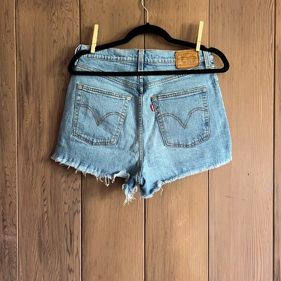 Levis Ribcage Jean Shorts NWOT size 30, - Picture 2 of 3